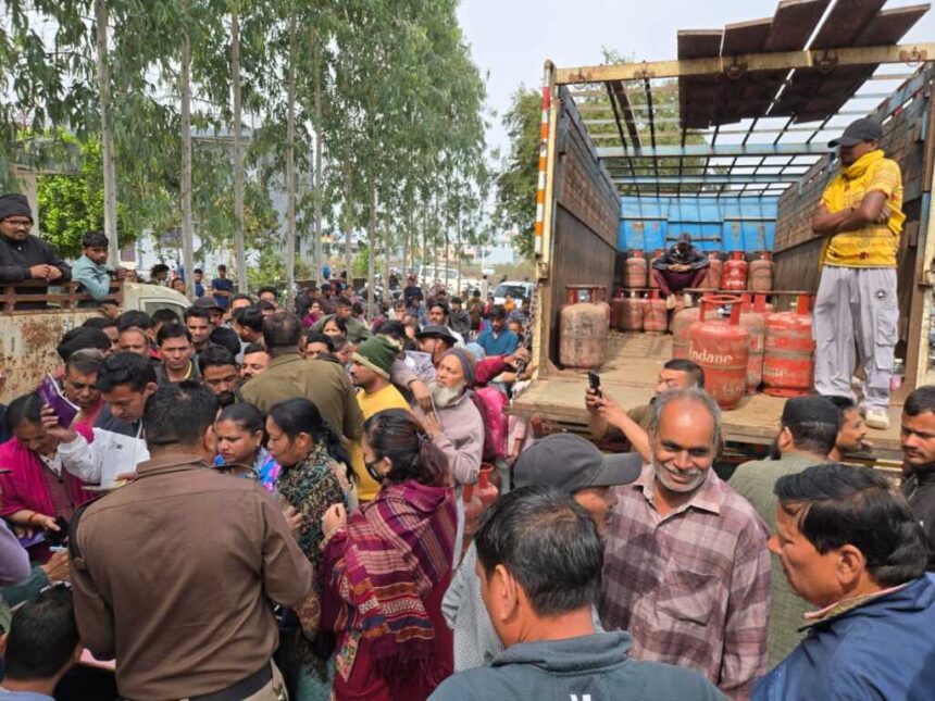 जिला प्रशासन के आदेशों की अवहेलना पर कार्रवाई, गैस एजेंसी के सिलेंडर जब्त; मुकदमा दर्ज-Newsnetra 3 IMG 20260316 WA0002 1