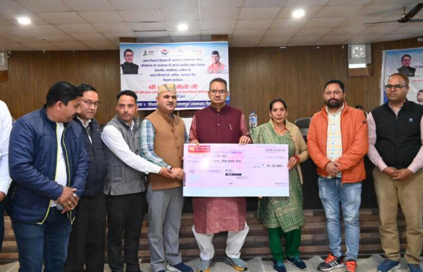 कैबिनेट मंत्री गणेश जोशी ने बांटी ₹87 लाख की सहायता, आपदा प्रभावित 110 परिवारों को बड़ी राहत-Newsnetra 3 IMG 20260321 WA0003