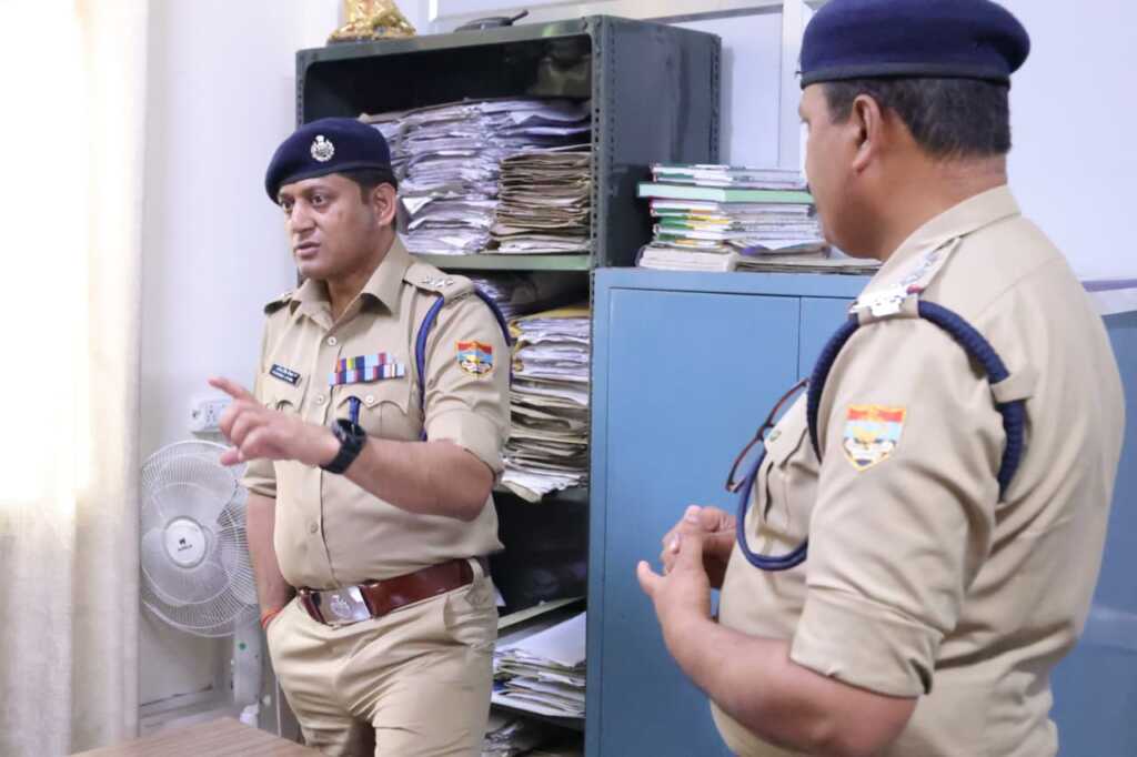 एसएसपी देहरादून का वार्षिक निरीक्षण: अभिलेख अपडेट, लंबित शिकायतों के त्वरित निस्तारण और जर्जर भवनों के सुरक्षा ऑडिट के निर्देश-Newsnetra 15 IMG 20260326 WA0059