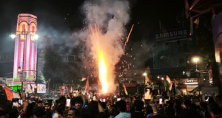 भारत की ऐतिहासिक जीत पर देहरादून में जश्न का माहौल, घंटाघर पर उमड़ी क्रिकेट प्रेमियों की भारी भीड़-Newsnetra 3 Screenshot 20260309 005056 Chrome