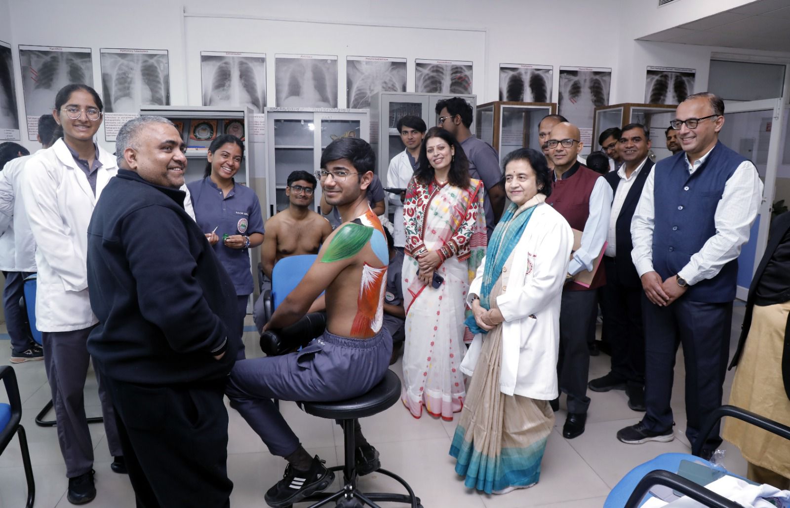 एम्स ऋषिकेश में ‘लिविंग कैनवस’ बाॅडी पेंटिंग प्रतियोगिता: एनाटॉमी की इनोवेटिव लर्निंग का अनूठा प्रयोग-Newsnetra 9 WhatsApp Image 2026 03 01 at 5.37.55 PM 1