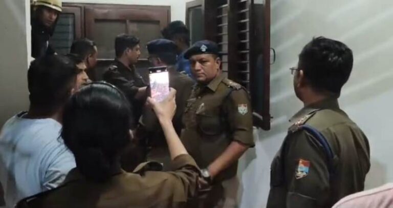 हरिद्वार: बेटे ने मां को घर में बनाया बंधक, गैस से जलाने की धमकी; पुलिस की सूझबूझ से बची जान-Newsnetra 5 c6589c0d 4218 4602 ba7b cabcbeebc246 768x406 1