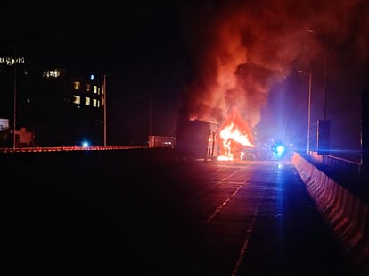 देहरादून-हरिद्वार हाईवे पर भीषण हादसा: ट्रैक्टर, ट्रक, बस और कार की टक्कर के बाद लगी आग, महिला और बच्चे की मौत-Newsnetra 3 harathavara haiiva para taraka ma lga aaga 37d17cc7f5d7a293939aa85eff9bf858