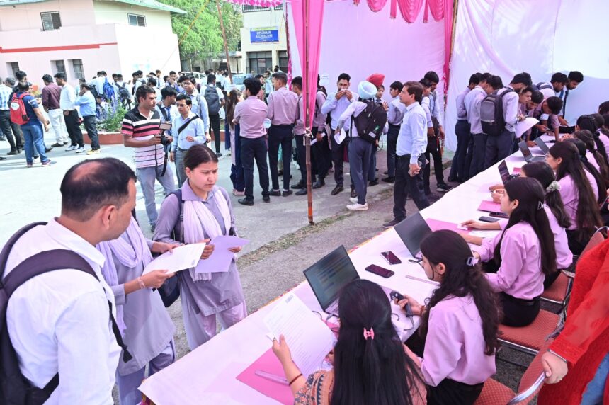 देहरादून में मेगा जॉब फेयर: 70 बहुराष्ट्रीय कंपनियां देंगी 1200 पॉलिटेक्निक छात्रों को रोजगार के अवसर-Newsnetra 3 photo 5