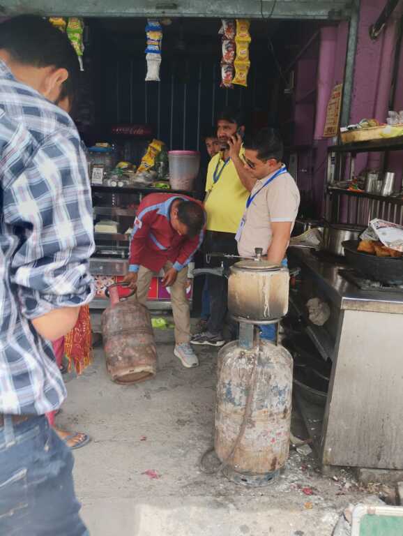 एलपीजी कालाबाजारी पर बड़ा एक्शन: डीएम सविन बंसल के निर्देश पर क्यूआरटी की छापेमारी, 16 घरेलू सिलेंडर जब्त-Newsnetra 24 IMG 20260401 WA0004