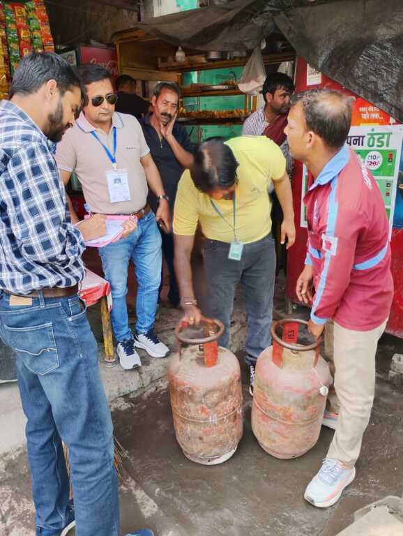 एलपीजी कालाबाजारी पर बड़ा एक्शन: डीएम सविन बंसल के निर्देश पर क्यूआरटी की छापेमारी, 16 घरेलू सिलेंडर जब्त-Newsnetra 17 IMG 20260401 WA0008