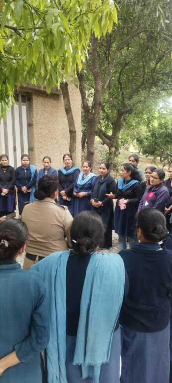 महिलाओं की सुरक्षा के लिए देहरादून पुलिस का बड़ा अभियान, हेल्पलाइन व ऐप की जानकारी दी-Newsnetra 18 IMG 20260409 WA0062