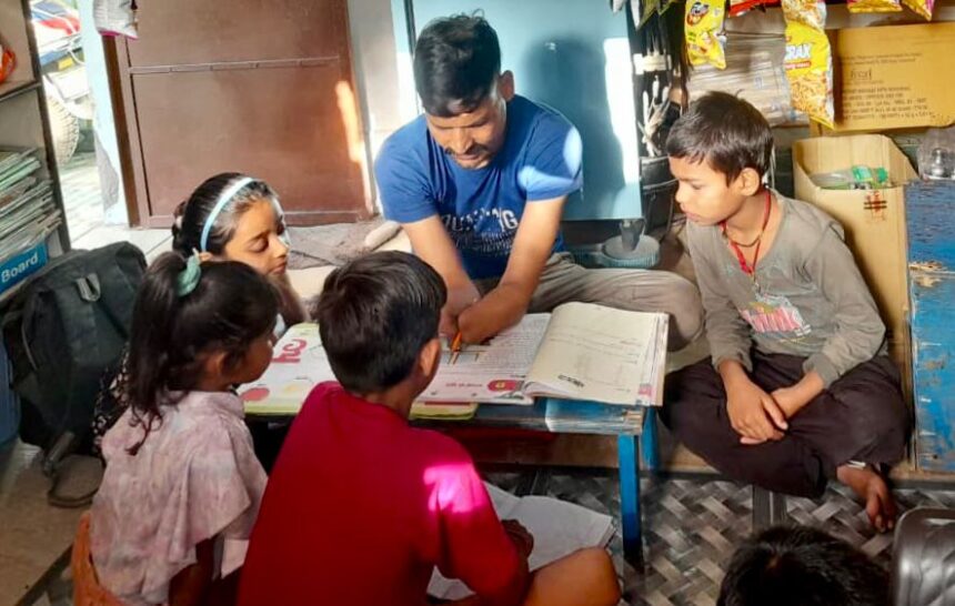 चार बच्चों की जान बचाने वाले दिव्यांग मनीष शर्मा की मदद को आगे आए डीएम सविन बंसल, दी आर्थिक सहायता-Newsnetra 3 IMG 20260525 WA0054