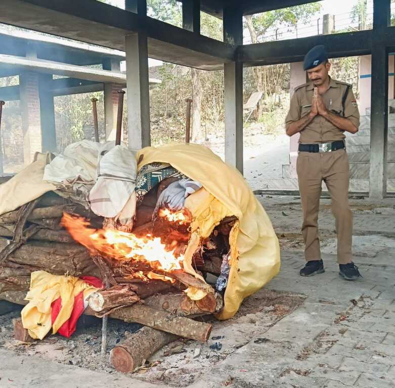 त्यूनी पुलिस ने निभाया मानवता धर्म, अज्ञात शव का पूरे विधि-विधान से किया अंतिम संस्कार-Newsnetra 3 IMG 20260525 WA0069