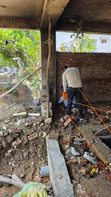 देहरादून के सुभाष नगर में अवैध निर्माण पर एमडीडीए की बड़ी कार्रवाई, नियम विरुद्ध भवन किया सील-Newsnetra 12 IMG 20260527 WA0110
