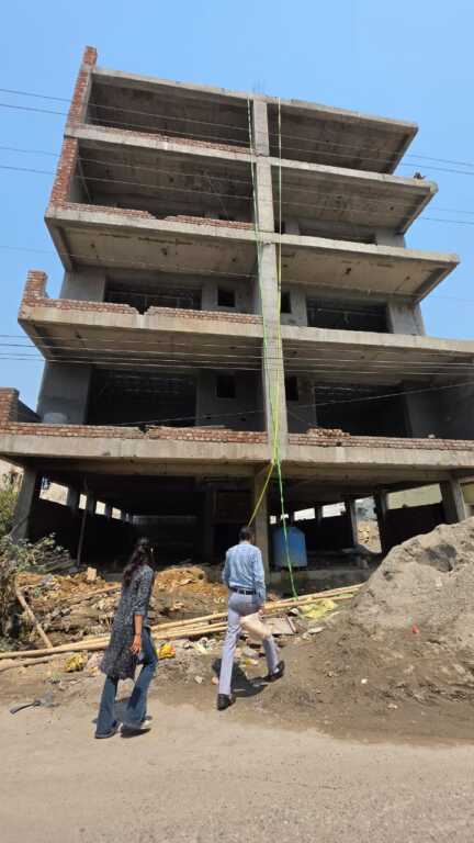 देहरादून के सुभाष नगर में अवैध निर्माण पर एमडीडीए की बड़ी कार्रवाई, नियम विरुद्ध भवन किया सील-Newsnetra 9 IMG 20260527 WA0112