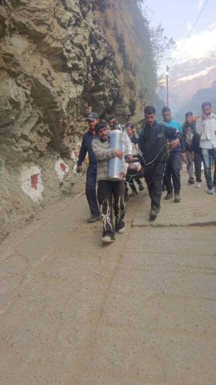 यमुनोत्री धाम यात्रा मार्ग पर SDRF की त्वरित कार्रवाई, अचेत श्रद्धालु को समय पर उपचार देकर बचाई जान-Newsnetra 6 IMG 20260528 WA0001