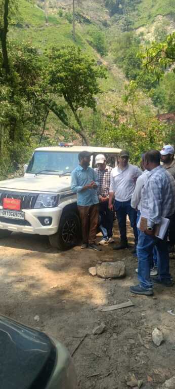 पिलंग गांव को जोड़ने वाले स्टील गार्डर पुल निर्माण में तेजी लाने के डीएम प्रशांत आर्य के निर्देश-Newsnetra 7 IMG 20260529 WA0013