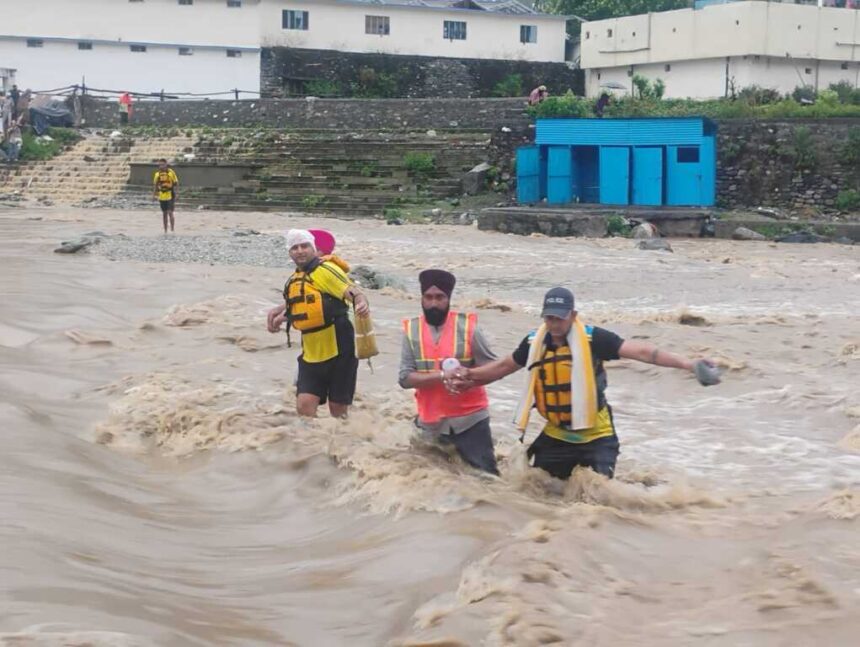 SDRF की मुस्तैदी से बचीं 50 से ज्यादा जानें, उफनती नदी में फंसे श्रद्धालुओं का रेस्क्यू-Newsnetra 7 IMG 20260531 WA0061