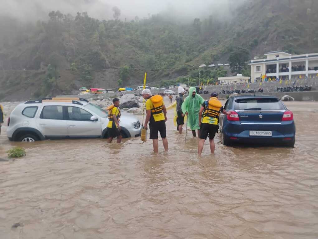 SDRF की मुस्तैदी से बचीं 50 से ज्यादा जानें, उफनती नदी में फंसे श्रद्धालुओं का रेस्क्यू-Newsnetra 9 IMG 20260531 WA0064