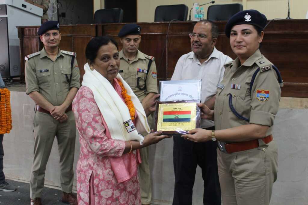 पुलिस लाइन देहरादून में विदाई समारोह, सेवानिवृत्त कर्मियों को सम्मानित कर दी भावभीनी विदाई-Newsnetra 9 IMG 20260531 WA0083