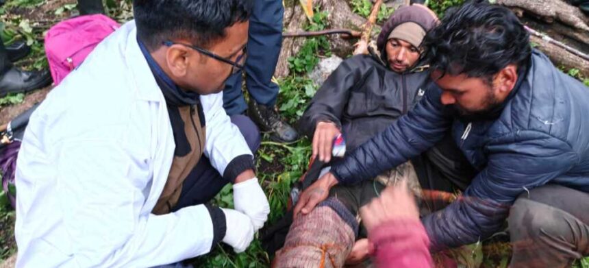 पंचाचुली के दुर्गम फुगागैर क्षेत्र में घायल भेड़ पालक को SDRF ने खराब मौसम के बीच किया सफल रेस्क्यू, सुरक्षित परिजनों के सुपुर्द किया-Newsnetra 5 IMG 20260608 WA0054