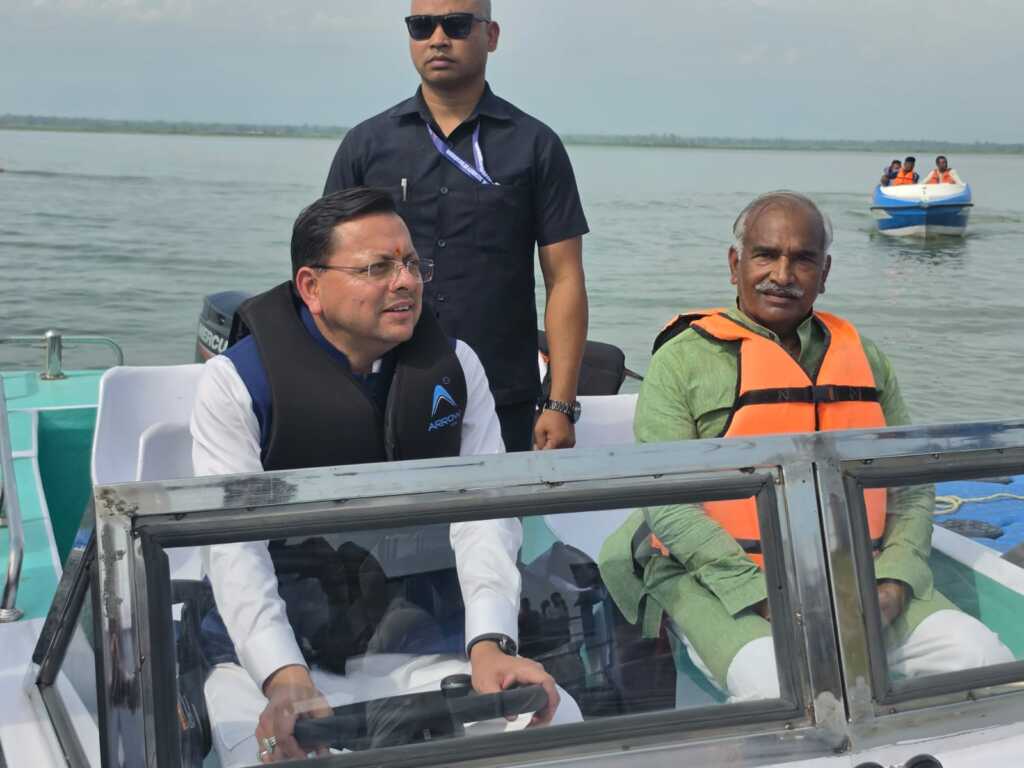 गदरपुर में अंतर्राष्ट्रीय क्याकिंग एवं कैनोइंग प्रतियोगिता की तैयारियों का मुख्यमंत्री धामी ने लिया जायजा, स्वयं भी किया वाटर स्पोर्ट्स का अनुभव-Newsnetra 15 IMG 20260613 WA0095