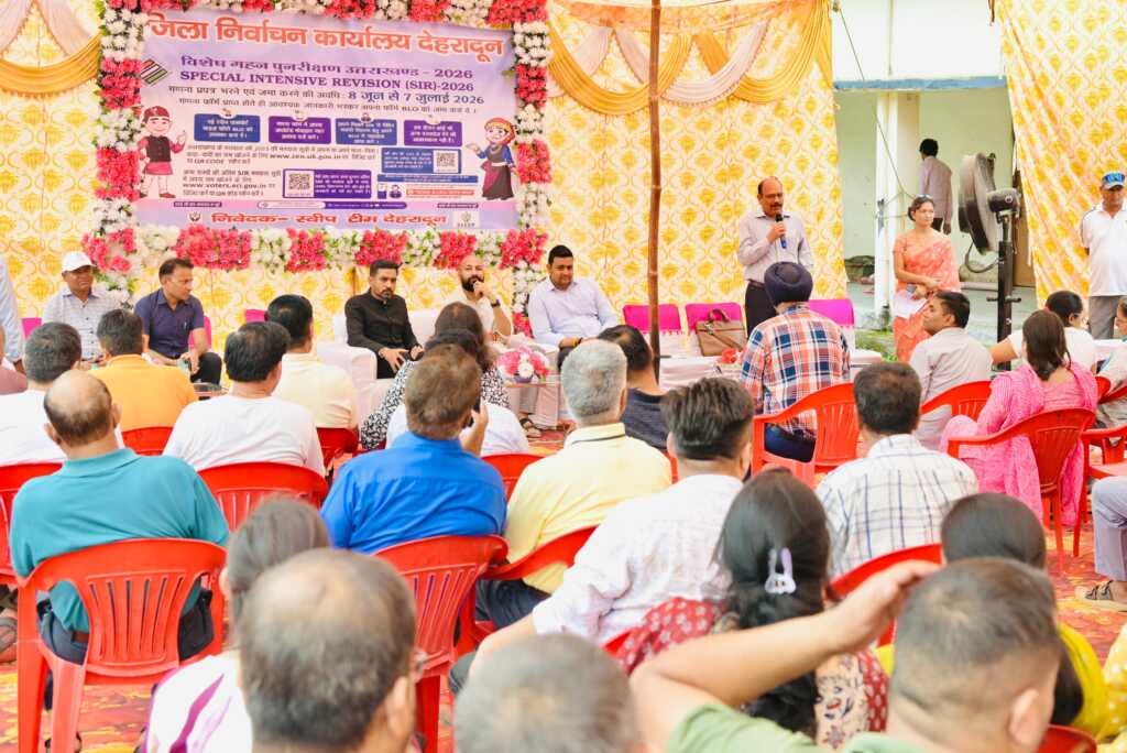 देहरादून में बीएलओ घर-घर पहुंचकर भरवा रहे गणना प्रपत्र, मतदाता सूची अपडेट करने का अभियान जारी-Newsnetra 9 IMG 20260614 WA0038