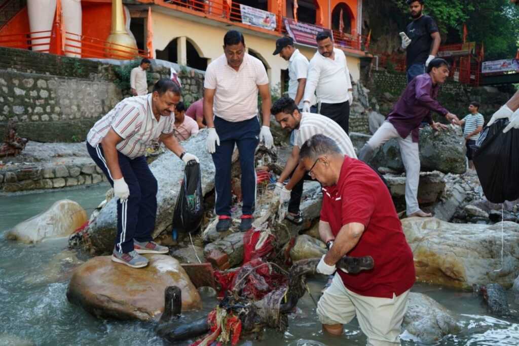 टपकेश्वर मंदिर किनारे तमसा नदी में चला विशेष स्वच्छता अभियान, कैबिनेट मंत्री गणेश जोशी ने दिया स्वच्छता का संदेश-Newsnetra 6 IMG 20260615 WA0002