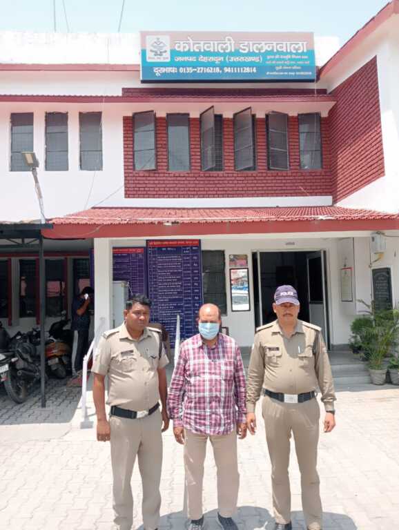 देहरादून में पड़ोसी की रंजिश ने लिया अजीब मोड़, ग्राइंडर से काटकर चुरा लिया घर का लोहे का गेट-Newsnetra 3 IMG 20260622 WA0035