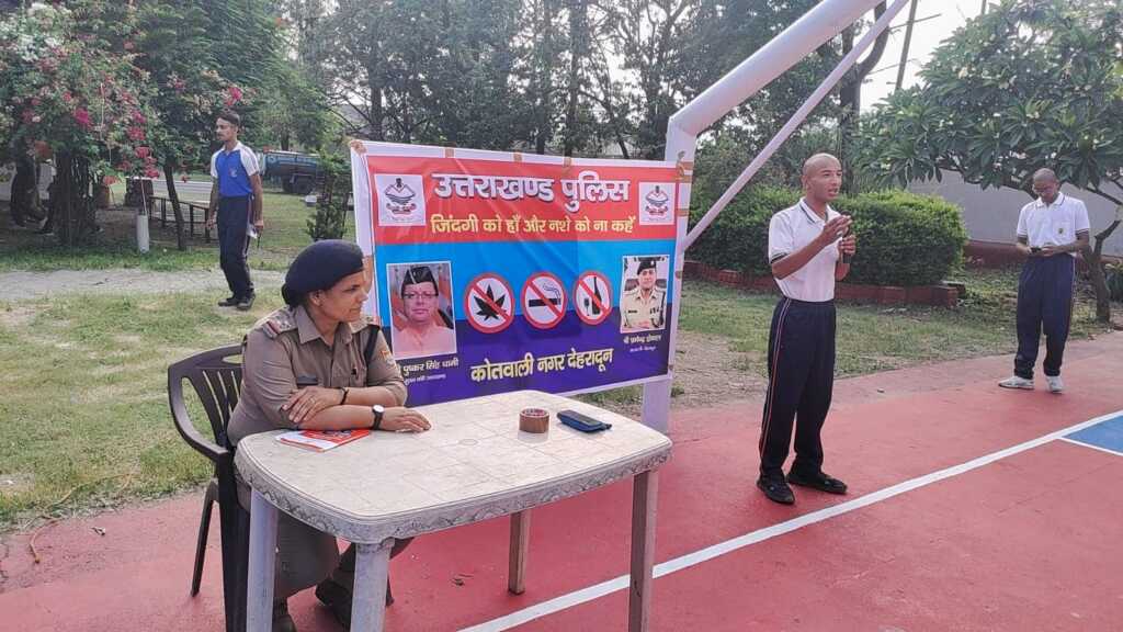 दून पुलिस का नशा मुक्ति जागरूकता अभियान, एनसीसी कैडेट्स और छात्रों ने ली ‘Say Yes to Life, No to Drugs’ की शपथ-Newsnetra 27 IMG 20260623 WA0057