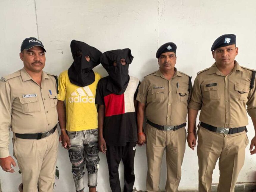 सेलाकुई में बंद घरों को निशाना बनाने वाले दो शातिर चोर गिरफ्तार, 40 लाख का चोरी का माल और 3.90 लाख नकद बरामद-Newsnetra 3 IMG 20260623 WA0067
