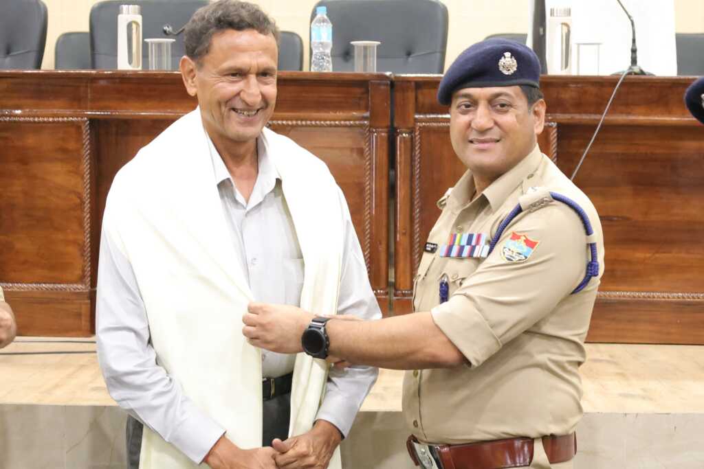 SSP देहरादून ने सेवानिवृत्त पुलिसकर्मियों को किया सम्मानित, कहा– पुलिस परिवार हमेशा रहेगा साथ-Newsnetra 18 IMG 20260701 WA0036