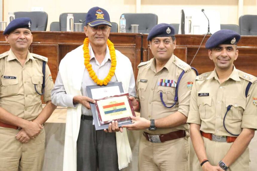 SSP देहरादून ने सेवानिवृत्त पुलिसकर्मियों को किया सम्मानित, कहा– पुलिस परिवार हमेशा रहेगा साथ-Newsnetra 13 IMG 20260701 WA0038