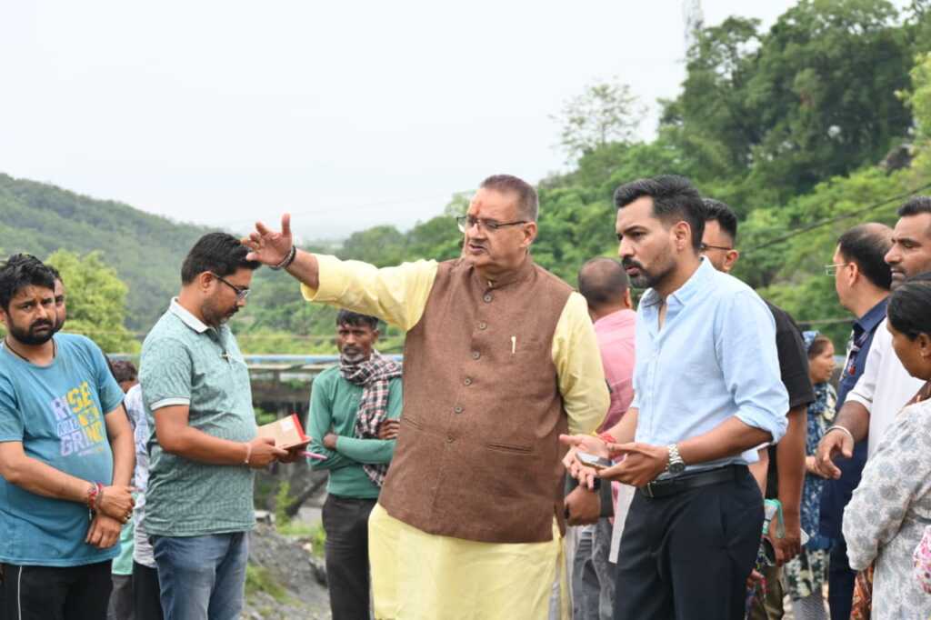 देहरादून के खालागांव में बारिश से क्षतिग्रस्त सड़क का कैबिनेट मंत्री गणेश जोशी ने किया निरीक्षण, 30 लाख की लागत से होगा पुनर्निर्माण-Newsnetra 12 IMG 20260703 WA0081