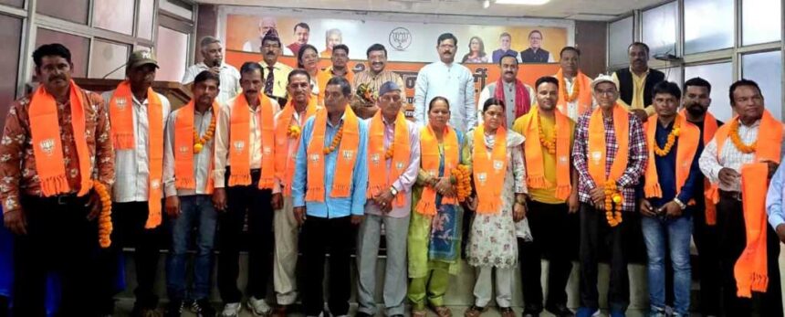 डबल इंजन सरकार के विकास कार्यों से प्रभावित होकर कई जनप्रतिनिधि और सामाजिक कार्यकर्ता भाजपा में शामिल, 2027 में हैट्रिक का किया दावा-Newsnetra 7 IMG 20260719 WA0044