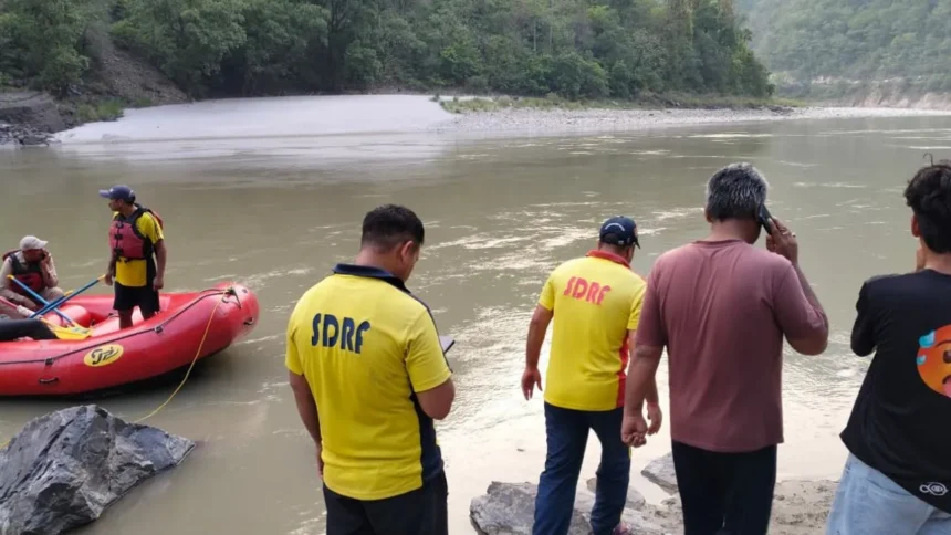 ऋषिकेश में गंगा में नहाते समय बहा दिल्ली में नौकरी करने वाला युवक, SDRF का सर्च ऑपरेशन जारी-Newsnetra 3 Tourist from Ghaziabad drowns in Ganga at Rishikesh 1780762070363