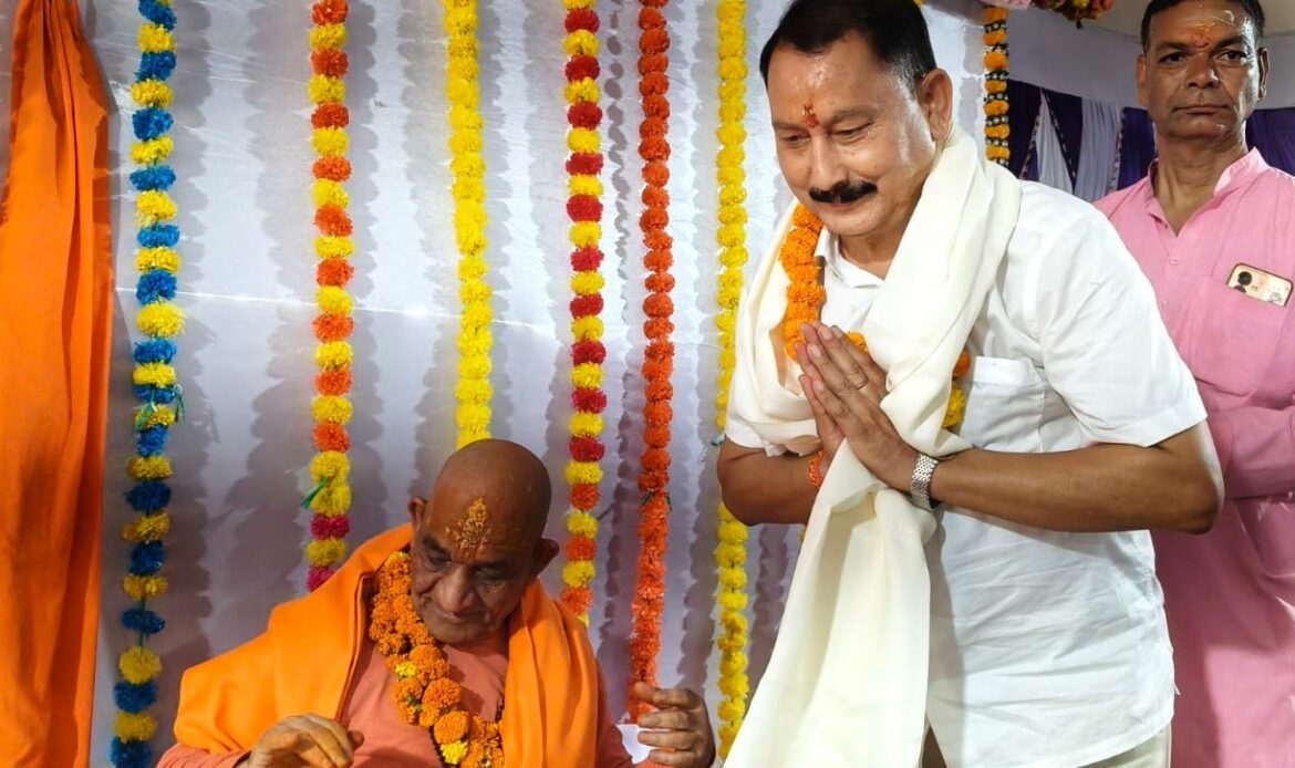 गुरु पूर्णिमा पर पूर्व विधायक विजयपाल सजवाण ने विभिन्न धर्मगुरुओं का लिया आशीर्वाद, सनातन परंपरा के संरक्षण का दिया संदेश- Newsnetra 13 b4a29732 0305 4fb9 a7ac faf772195be1