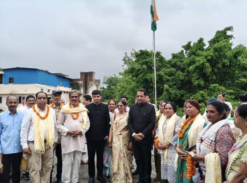 हरिद्वार में स्वतंत्रता सेनानी परिवारों का सम्मान, डीएम मयूर दीक्षित बोले—जिनके कारण आज खुली हवा में सांस ले रहे हैं, उनके वंशजों का सम्मान करना हमारा सौभाग्य-Newsnetra 3 04b47128 f36f 4f06 bd8a 65d95652b69f 1