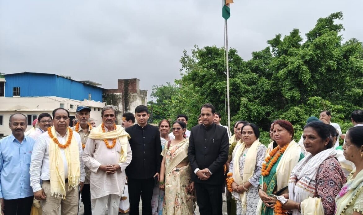 हरिद्वार में स्वतंत्रता सेनानी परिवारों का सम्मान, डीएम मयूर दीक्षित बोले—जिनके कारण आज खुली हवा में सांस ले रहे हैं, उनके वंशजों का सम्मान करना हमारा सौभाग्य-Newsnetra 9 04b47128 f36f 4f06 bd8a 65d95652b69f