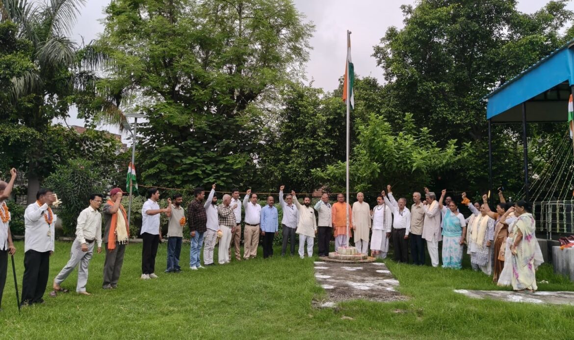हरिद्वार में स्वतंत्रता सेनानी परिवारों का सम्मान, डीएम मयूर दीक्षित बोले—जिनके कारण आज खुली हवा में सांस ले रहे हैं, उनके वंशजों का सम्मान करना हमारा सौभाग्य-Newsnetra 5 1a4c758d 984c 46e0 bf10 0e427e4cbb38