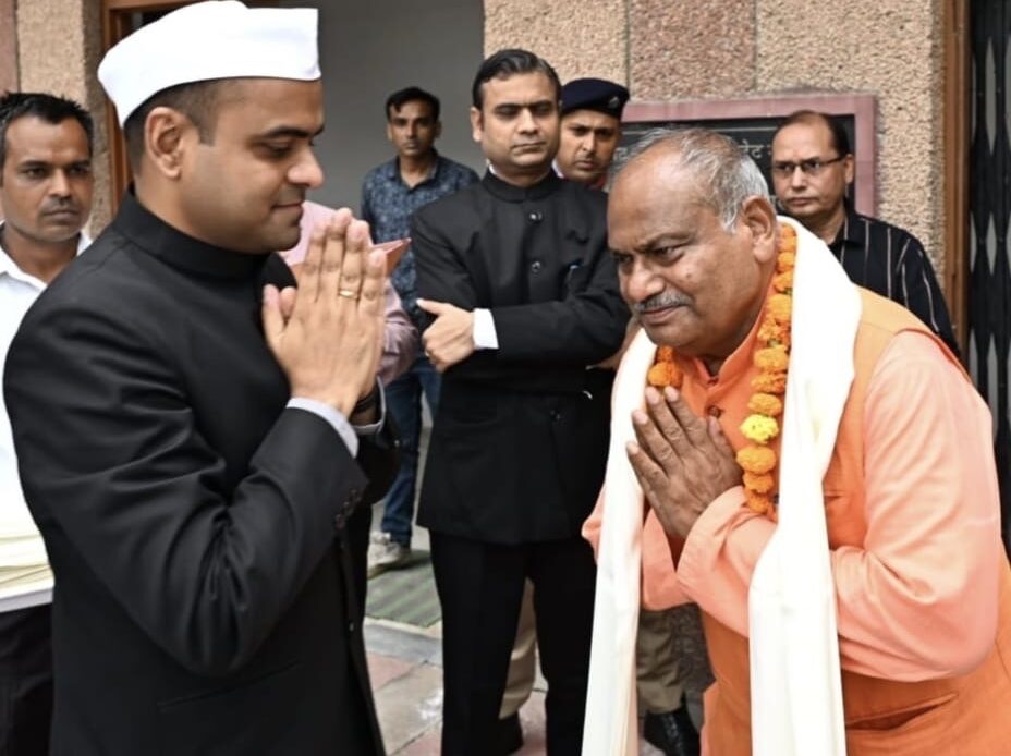 हरिद्वार में स्वतंत्रता सेनानी परिवारों का सम्मान, डीएम मयूर दीक्षित बोले—जिनके कारण आज खुली हवा में सांस ले रहे हैं, उनके वंशजों का सम्मान करना हमारा सौभाग्य-Newsnetra 7 305e8382 c19f 4799 ac13 b2a951da6cd1