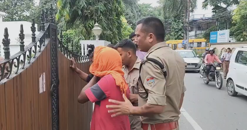 मोहिनी रोड में पति ने पत्नी की धारदार हथियार से हत्या, आरोपी रामजी पाल गिरफ्तार-Newsnetra 3 5454654