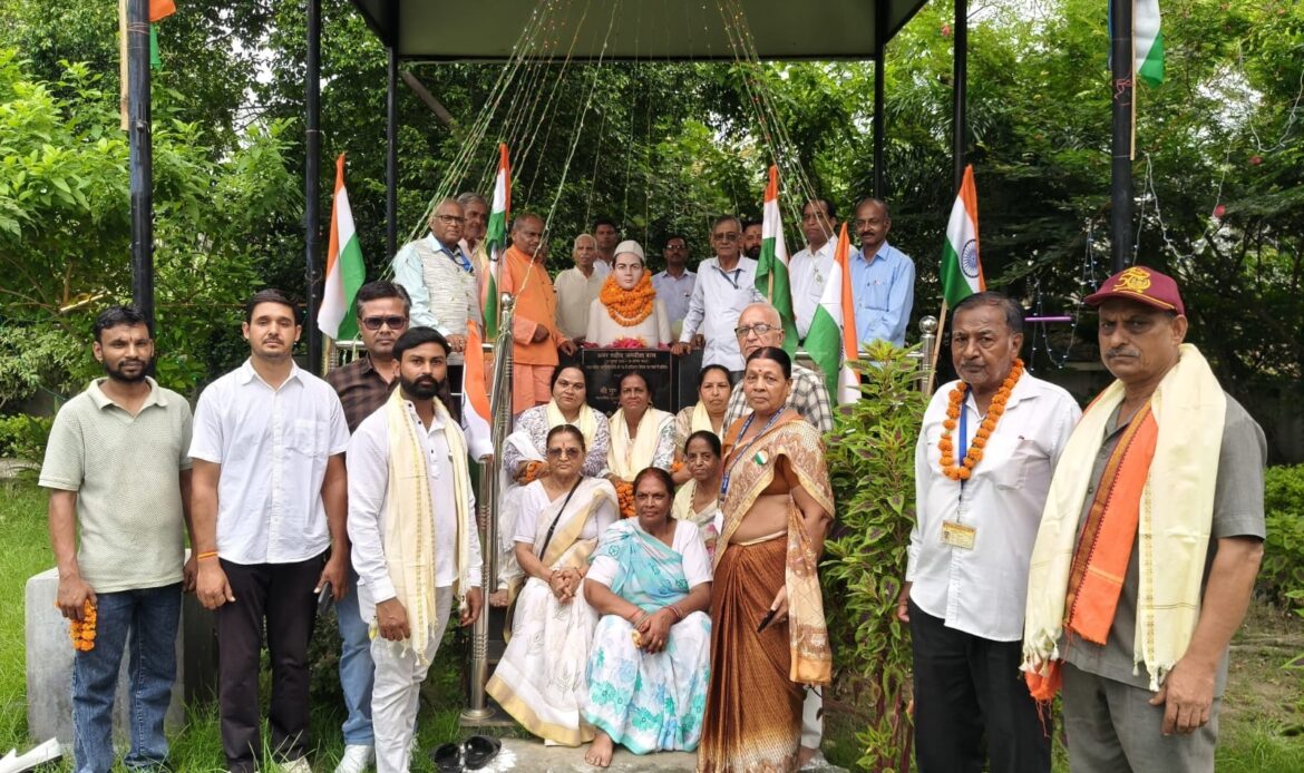 हरिद्वार में स्वतंत्रता सेनानी परिवारों का सम्मान, डीएम मयूर दीक्षित बोले—जिनके कारण आज खुली हवा में सांस ले रहे हैं, उनके वंशजों का सम्मान करना हमारा सौभाग्य-Newsnetra 6 5d2871df 4d8a 438b b0f8 282d613baa72