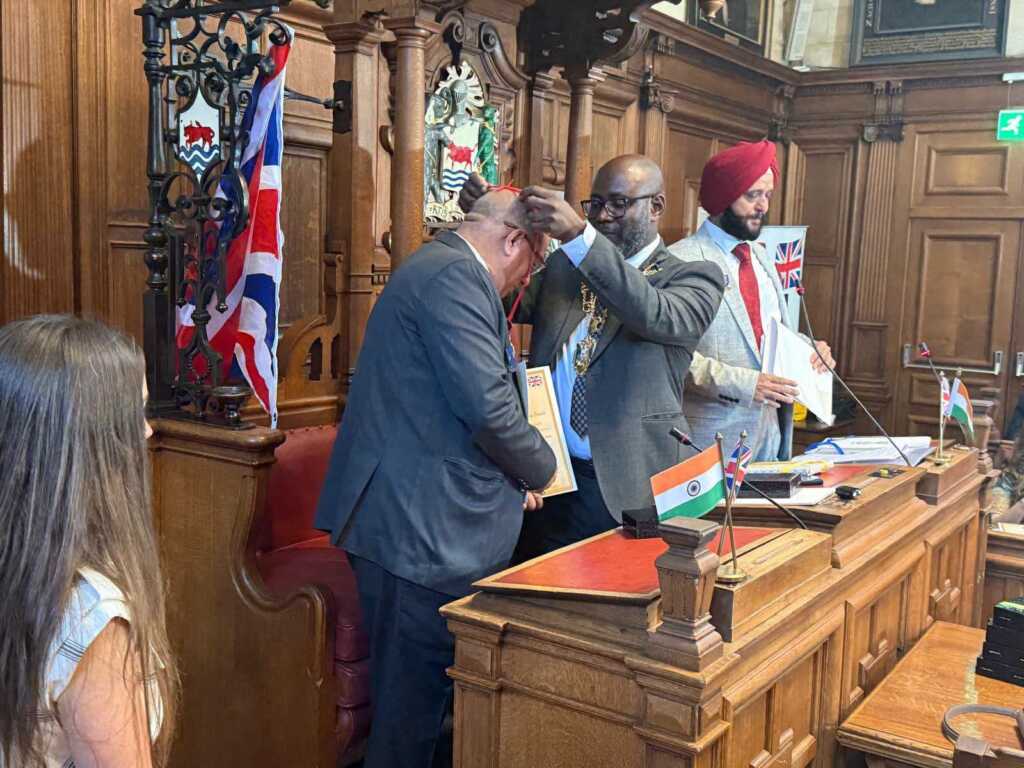 रुद्रप्रयाग से ऑक्सफोर्ड तक उत्तराखंड का गौरव, डॉ. केएस पंवार को मिला महात्मा गांधी लीडरशिप अवॉर्ड-2026-Newsnetra 6 FB IMG 1786822161898