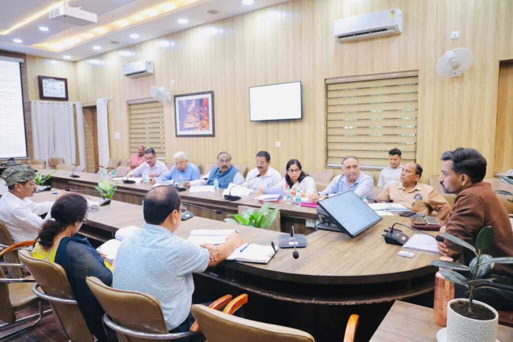 कोरोनेशन अस्पताल की घटती आय पर डीएम आशीष चौहान सख्त, 38 विकास प्रस्तावों पर हुई अहम चर्चा-Newsnetra 6 IMG 20260801 WA0087