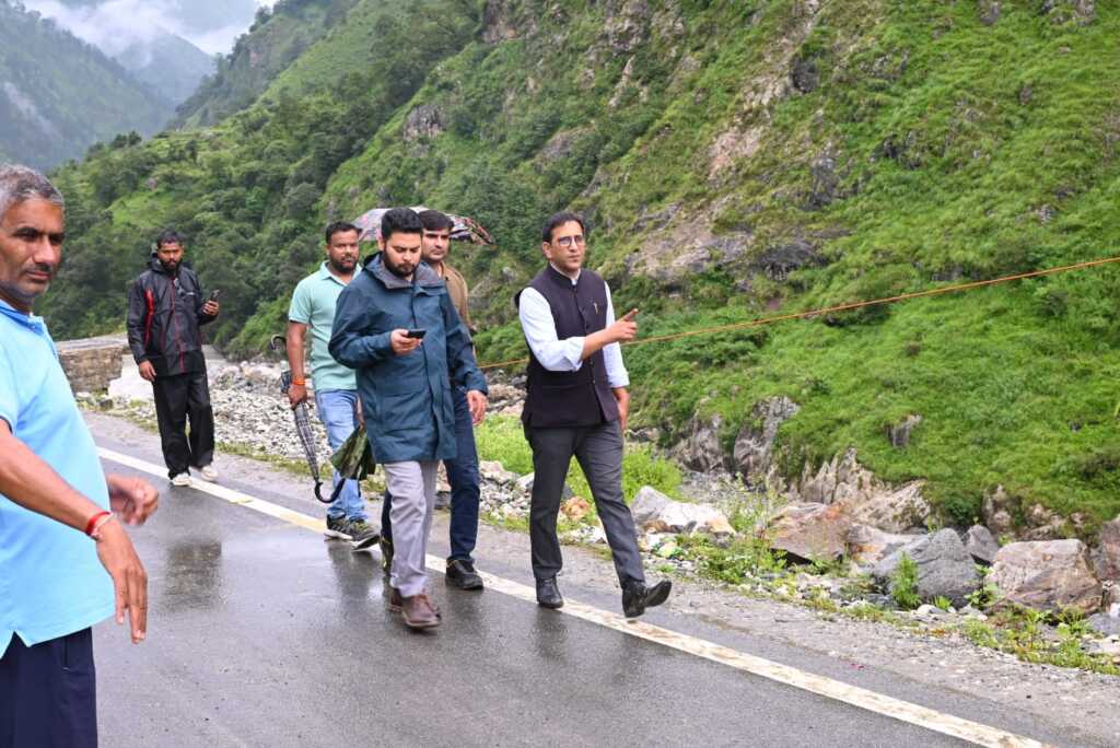 गंगोत्री हाईवे पर पापड़गाड़ के पास भू-धंसाव का निरीक्षण करने पहुंचे डीएम प्रशांत आर्य, सुरक्षा और यातायात बहाली के दिए सख्त निर्देश-Newsnetra 9 IMG 20260805 WA0074