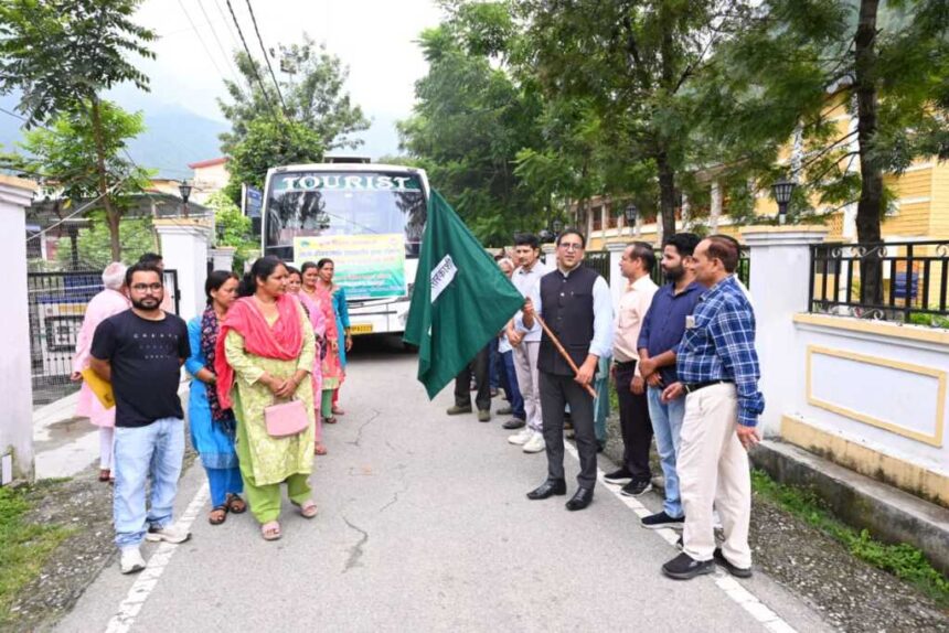 उत्तरकाशी के 40 किसान जैविक एवं प्राकृतिक खेती का प्रशिक्षण लेने देहरादून रवाना, डीएम प्रशांत आर्य ने दिखाई हरी झंडी-Newsnetra 7 IMG 20260805 WA0080