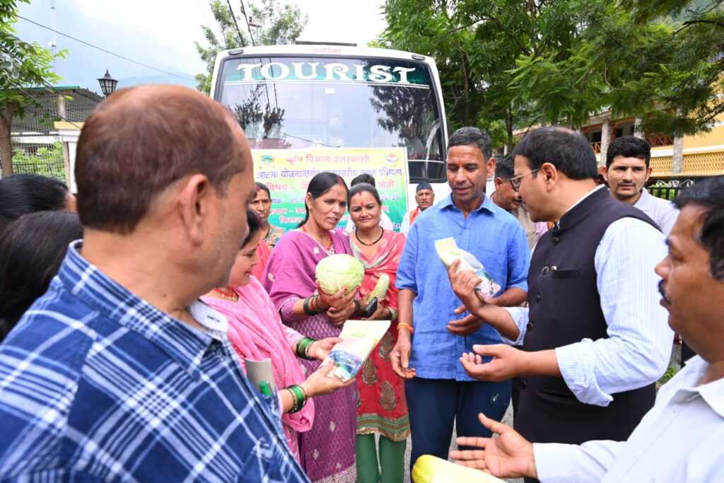 उत्तरकाशी के 40 किसान जैविक एवं प्राकृतिक खेती का प्रशिक्षण लेने देहरादून रवाना, डीएम प्रशांत आर्य ने दिखाई हरी झंडी-Newsnetra 9 IMG 20260805 WA0082