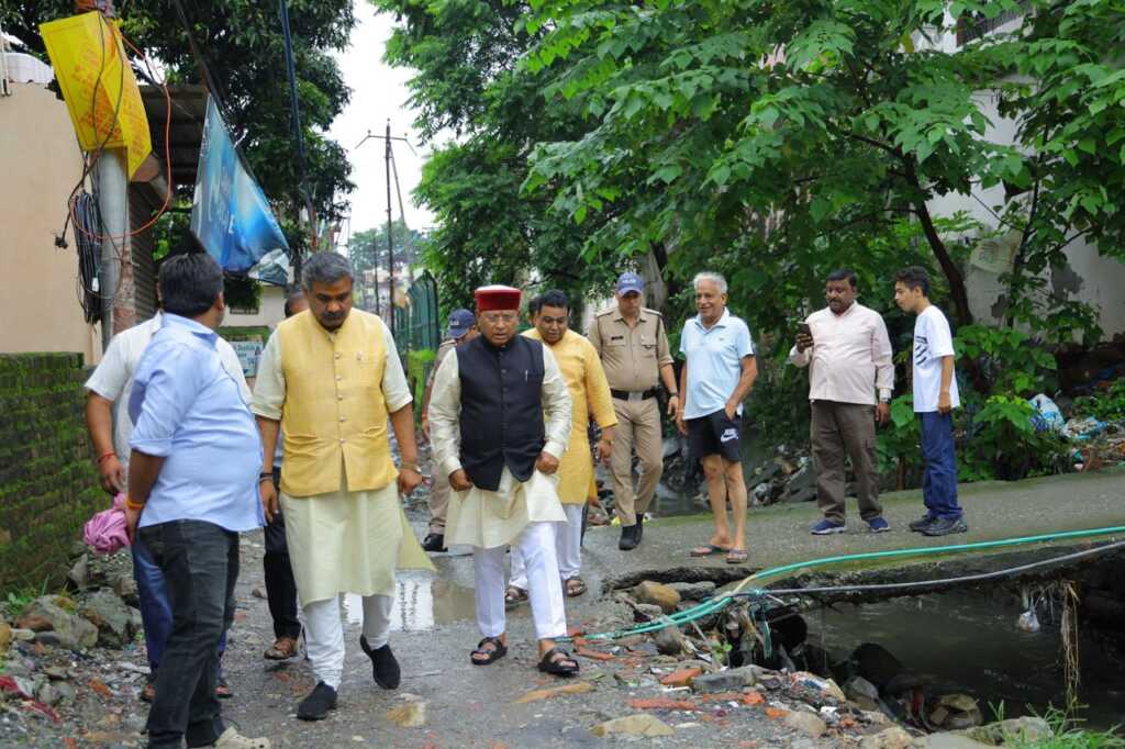 लगातार बारिश के बीच मंत्री खजानदास ने नदी किनारे बसे क्षेत्रों का किया निरीक्षण, लोगों से सतर्क रहने की अपील-Newsnetra 6 IMG 20260807 WA0061