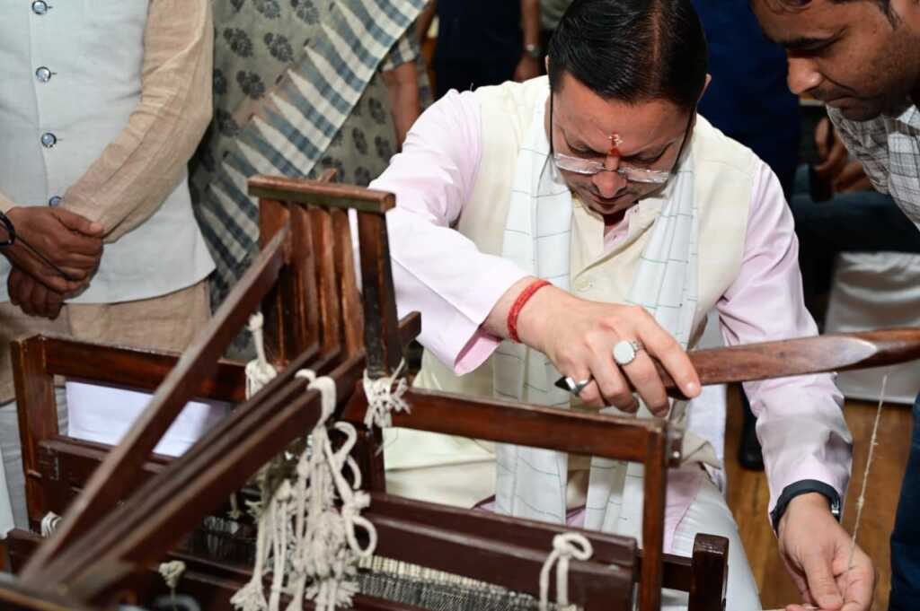 राष्ट्रीय हथकरघा दिवस पर सीएम धामी ने किया स्थानीय शिल्पकारों का सम्मान, ‘लोकल टू ग्लोबल’ पर जोर-Newsnetra 18 IMG 20260808 WA0053 1