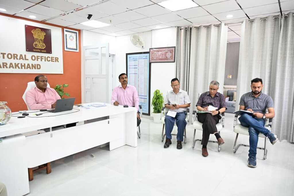 SIR अभियान की समीक्षा में CEO ने दिए सख्त निर्देश, बारिश प्रभावित क्षेत्रों में BLO घर-घर जाकर लें दस्तावेज; देहरादून-हरिद्वार-ऊधमसिंह नगर के लिए विशेष कार्ययोजना-Newsnetra 6 IMG 20260809 WA0017