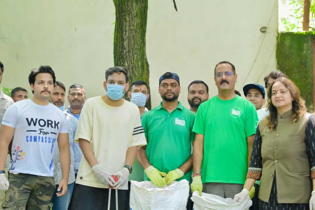 देहरादून में 100 से अधिक लोगों ने चलाया विशेष स्वच्छता अभियान, DM आशीष चौहान ने दिए नियमित सफाई और प्लास्टिक रोकने के निर्देश-Newsnetra 18 IMG 20260809 WA0062