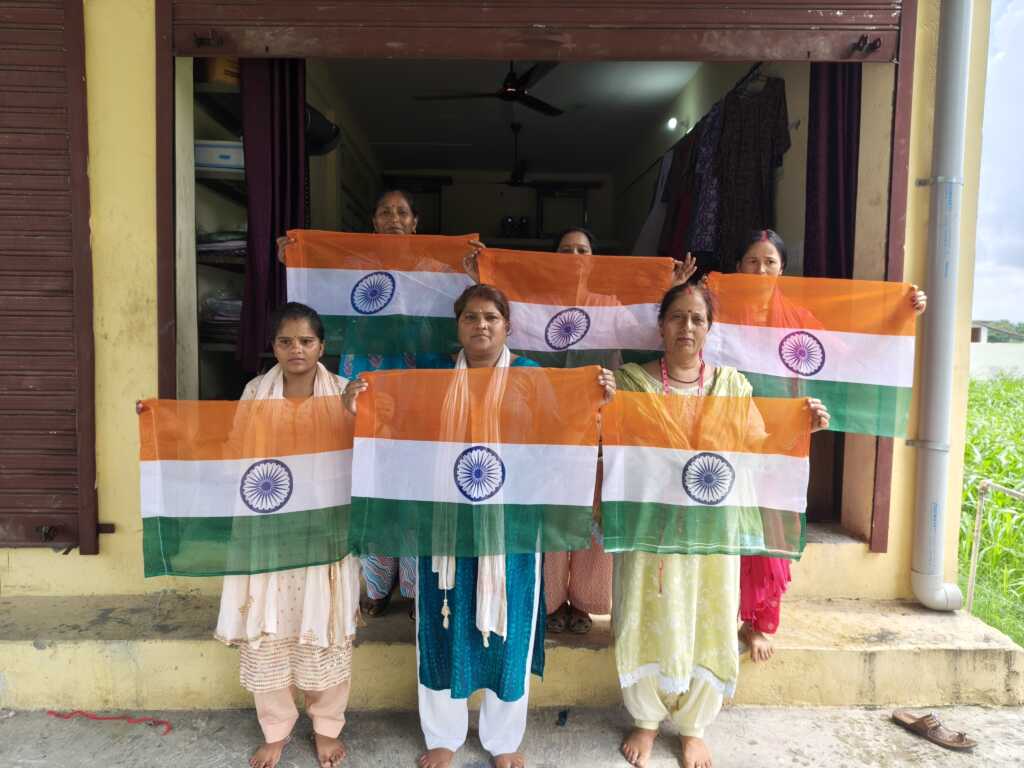सहसपुर की महिलाओं ने तैयार किए 5 हजार से अधिक हैंडमेड तिरंगे, ‘हर घर तिरंगा’ अभियान को दे रहीं नई उड़ान-Newsnetra 12 IMG 20260810 WA0016
