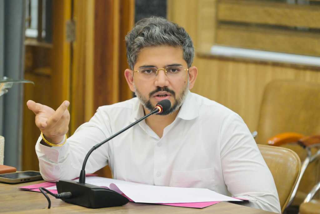 SIR को लेकर CDO अभिनव शाह की अहम बैठक, बोले- अनोमलीज और नो-मैपिंग से मतदाता न घबराएं-Newsnetra 6 IMG 20260811 WA0065
